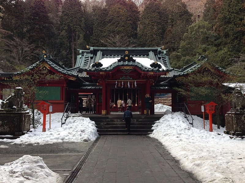 Świątynia Hakone i brama Heiwa no Torii