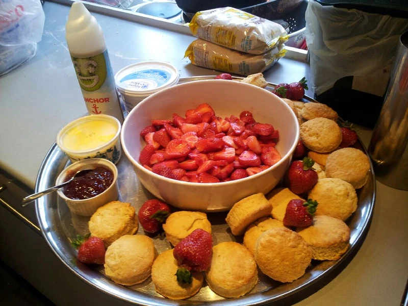 Scones z konfiturą i clotted cream